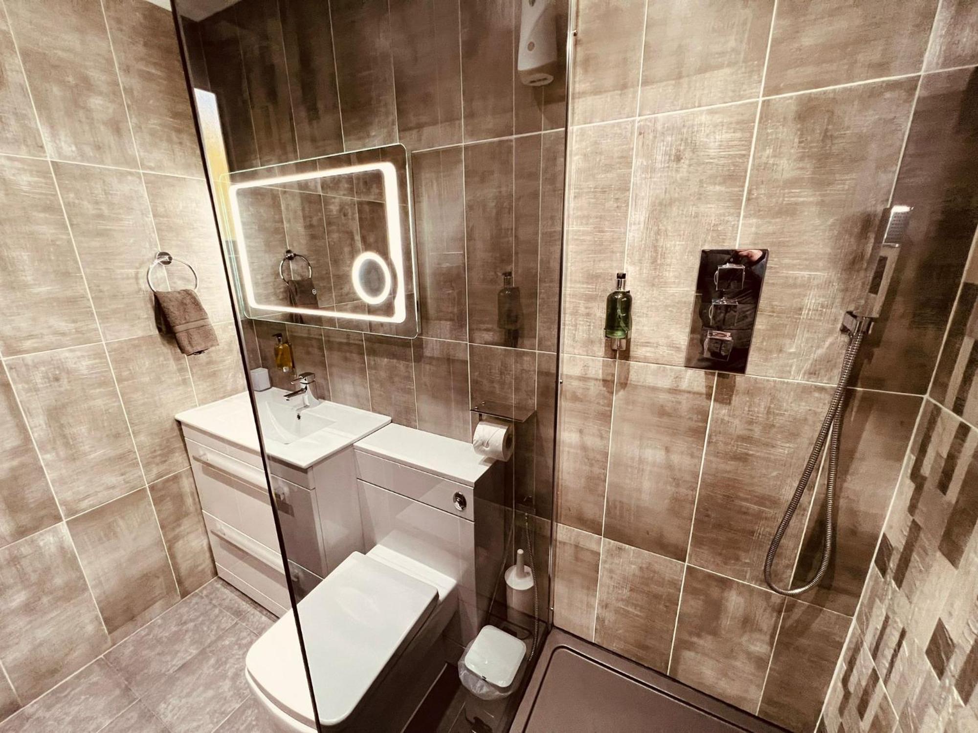 Modern Suites -5 Bedroom House- With Free Parking Birmingham City Exterior foto